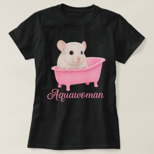 Aquafrau Wüstenrennmaus in einer pinken Badewanne  T-Shirt