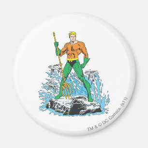 Aquaman steht mit Heugabel Magnet