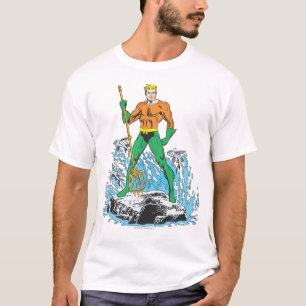 Aquaman steht mit Pitchfork T-Shirt