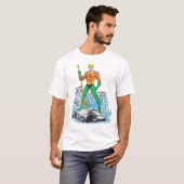Aquaman steht mit Pitchfork T-Shirt (Vorne ganz)