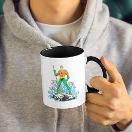 Aquaman steht mit Pitchfork Tasse