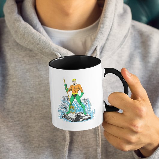 Aquaman steht mit Pitchfork Tasse