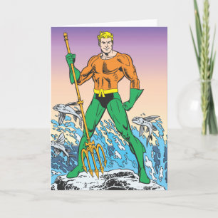 Aquaman steht mit Spear Karte