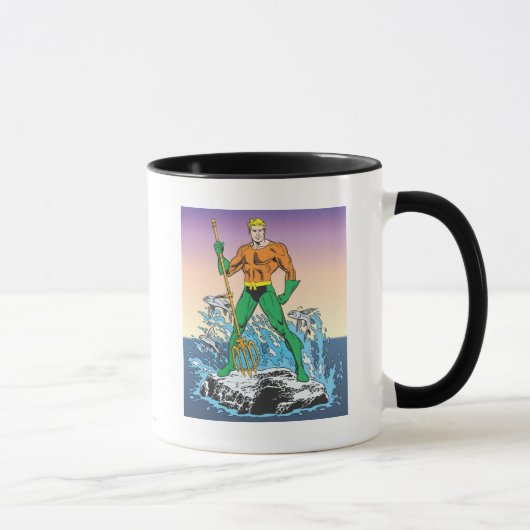 Aquaman steht mit Spear Tasse (Rechts)