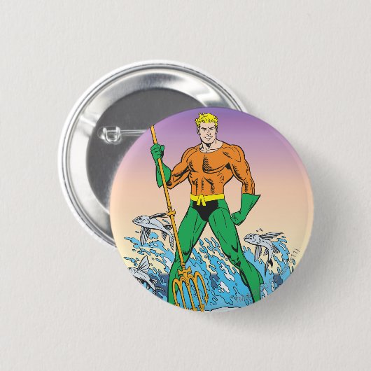 Aquaman steht mit Speer Button (Vorne & Hinten)