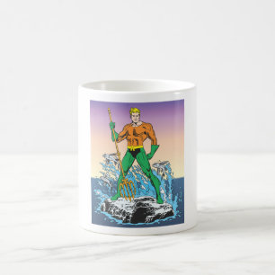 Aquaman steht mit Speer Kaffeetasse