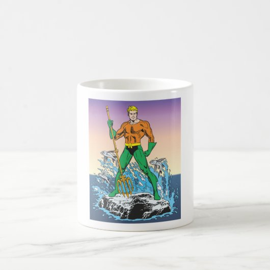 Aquaman steht mit Speer Kaffeetasse (Mittel)