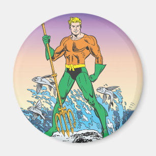 Aquaman steht mit Speer Magnet