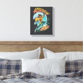 Aquaman und Trident Rising Surf Graphic Leinwanddruck (Insitu (Schlafzimmer))