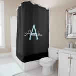 Aquamarin Aqua Blue Girly Script Monogram Name Mod Duschvorhang<br><div class="desc">Schwarz und Aquamarin Aqua Blue Monogram Name Badezimmer Duschvorhang. Das macht den perfekten 16 Geburtstag,  Hochzeit,  Brautparty,  Jubiläum,  Babydusche oder Junggeselinnen-Abschied Geschenk für jemanden,  der Lieben glamourösen Luxus und schicke Stile.</div>
