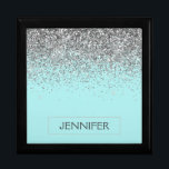 Aquamarin Aqua Blue Silver Glitzer Girl Monogram N Erinnerungskiste<br><div class="desc">Aqua Blue Aquamarin und Silver Sparkle Glitzer Monogram Name Juwelry Keepake Box. Dies macht den perfekten Abschluss,  Geburtstag,  Hochzeit,  Brautparty,  Jubiläum,  Babydusche oder Junggeselinnen-Abschied Geschenk für jemanden,  die Lieben glamourösen Luxus und schicke Stile.</div>