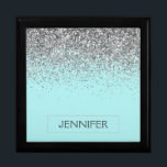 Aquamarin Aqua Blue Silver Glitzer Girl Monogram N Erinnerungskiste<br><div class="desc">Aqua Blue Aquamarin und Silver Sparkle Glitzer Monogram Name Juwelry Keepake Box. Dies macht den perfekten Abschluss,  Geburtstag,  Hochzeit,  Brautparty,  Jubiläum,  Babydusche oder Junggeselinnen-Abschied Geschenk für jemanden,  die Lieben glamourösen Luxus und schicke Stile.</div>