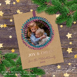Aquamarin blaugrüne Rose mit  Rosatinrot Folien Feiertagskarte<br><div class="desc">Moderne klassische Weihnachtsfeiertage Grußkarte mit rot rosa, aquamarin blau und grün gefärbten Kranzmuster Blätter auf einem rustikalen Imitat braunes Kraftpapier Textur, mit echter Rose Goldfolie LIEBE JOY CHEER Wunschtext. Mit Option und Raum, um den Text, Familienname und Jahresdatum, und fügen Sie ein persönliches Foto Ihrer Wahl auf der Vorderseite, und...</div>