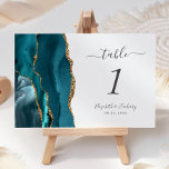 Aquamarin Blue Gold Agate Wedding Tischnummer<br><div class="desc">Der links Rand dieser eleganten,  modernen Hochzeitskarte zeichnet sich durch eine aquamarine blaue Aquarellgrenze aus,  die mit Imitaten mit goldenem Glitzer bestickt wurde. Der anpassbare Text kombiniert handgeschriebene Holzkohle,  kursiv und kopperplate Schriftart auf weißem Hintergrund.</div>