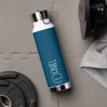 Aquamarin Blue Modern Typografie Personalisiert Trinkflasche<br><div class="desc">Eine trendige,  vakuumisolierte Wasserflasche mit personalisiertem Namen in Weiß,  moderner Typografie auf aquamarinem blauen Hintergrund. Stellen Sie die Flasche nach Belieben durch Bearbeiten und Ersetzen des Namens durch Ihren eigenen Namen ein. Ideal für ein Geburtstagsgeschenk,  Hochzeitsgeschenk,  Trauzeuge,  etc. Wählen Sie Ihre Wasserflasche. Wählen Sie Ihre Wasserflasche.</div>