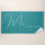 Aquamarin Blue Newlyweds Name Personalisiert Honey Strandtuch<br><div class="desc">Genießen Sie Ihre Liebe mit diesem personalisierten Badetuch für Erwachsene, das die Namen der Jungvermählten in einem eleganten, modernen Design trägt. Dieses weiche und lebendige Handtuch eignet sich perfekt für eine Hochzeitsreise, einen Jubiläumsaufenthalt oder einen romantischen Urlaub. Es ist ein Muss für Paare, die gemeinsam mit der Liebe reisen. Es...</div>