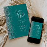 Aquamarin Blue Silver Glitzer Save the Date Ankündigung<br><div class="desc">Die links Hand dieses eleganten,  modernen Hochzeitsgeschehens bewahrt die Dattelkarte mit einem silbernen Imitat Glitzer Rand. Der anpassbare Text kombiniert silbergraue Handschrift,  Kupferplatte und kursiv Schriftart auf einem aquamarinen blauen Hintergrund. Die Rückseite ist aquamarin und silber gehalten.</div>