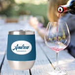 Aquamarin Blue Stylized Wedding Trauzeuge Name<br><div class="desc">Gönnen Sie Ihrem Hochzeitsreisenden einen Trauzeuge mit diesem personalisierten Edelstahl-Edelstahlwascher,  der in einem weißen,  ovalen Design in einem stilisierten Drehbuch seinen Namen trägt. Hintergrundfarbe und Schrift sind aquamarin blau. Ideal auch für eine Junggeselle! Personalisieren Sie Ihren Weinwäscher,  indem Sie den Namen mit dem gewünschten Namen bearbeiten und ersetzen.</div>