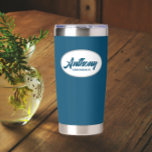 Aquamarin Blue Stylized Wedding Trauzeuge Name Thermobecher<br><div class="desc">Verschenken Sie Ihren Trauzeuge mit diesem trendigen und personalisierten,  rostfreien Edelstahl,  Thermalwäscher mit seinem Namen in stilisierter Schrift in einem weißen ovalen Design. Hintergrund und Skript sind aquamarin blau. Personalisieren Sie Ihren thermischen Schuster,  indem Sie den Namen des Trauzeugen mit dem gewünschten Namen bearbeiten und ersetzen.</div>