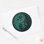 Aquamarin Blue und Black Yin Yang Rose Runder Aufkleber (Umschlag)