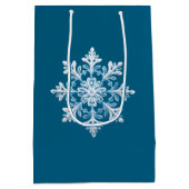 Aquamarin Blue White Christmas Snowflakes Mittlere Geschenktüte (Rückseite)
