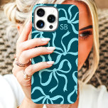Aquamarin Bow Monogramm iPhone 16 Pro Max Hülle<br><div class="desc">Dress up your phone in style mit diesem schicken und trendigen aquamarinen Gehäuse! Mit einem spielerischen Muster von handgezeichnet Bögen und personalisiert mit Ihrem Monogramm ist dieser Fall die perfekte Mischung aus Mode und Funktion. Aus langlebigen Materialien gefertigt, um Ihr Telefon vor alltäglichen Stößen und Kratzern zu schützen. Eine tolle...</div>