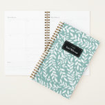 Aquamarin gezeichnetes Blumenjahr und Namensplaner Planer<br><div class="desc">Beginnen Sie Ihr Jahr auf dem rechten Fuß mit diesem personalisierten und schicken Wochen- und Monatsplaner,  der ein Muster aus handgezeichnet,  weißen Blätterfässern und kleinen Blume auf aquamarinem,  blauen Hintergrund zeigt. Vergessen Sie nicht,  die Vorderseite mit dem Jahr und dem Namen Ihrer Wahl anzupassen!</div>
