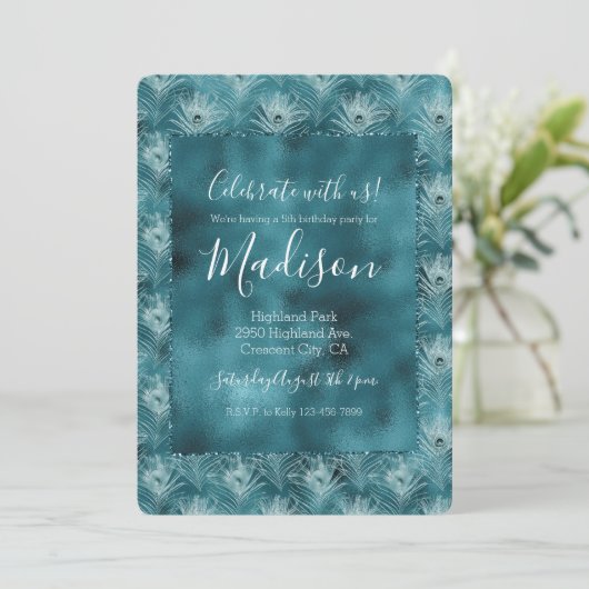 Aquamarin Glitzy Glam Peacock Feathers Einladung (Stehend Vorderseite)