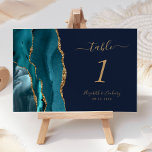 Aquamarin Gold Agate Navy Blue Wedding Tischnummer<br><div class="desc">Der links Rand dieser eleganten,  modernen Hochzeitskarte zeichnet sich durch eine aquamarine blaue Aquarellgrenze aus,  die mit Imitaten mit goldenem Glitzer bestickt wurde. Der anpassbare Text kombiniert goldfarbene Handschrift,  kursiv und kopperplate Schriftart auf marinebasischem Hintergrund.</div>