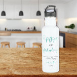 Aquamarin Gray 50 und fabelhafter Geburtstag Edelstahlflasche<br><div class="desc">Diese elegante Wasserflasche aus dem 50. Jahrhundert besticht durch eine aquamarine Frauenschrift und eine graue Typografie. Personalisieren Sie es mit Ihrer Nachricht in dunkelgrau. Die Farben können mit der Schaltfläche Bearbeiten auf Ihre Wünsche angepasst werden. Das macht ein tolles Geschenk oder Gastgeschenk!</div>