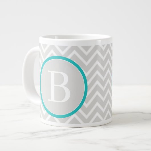 Aquamarin-grüne Zickzack Monogram-Tasse Jumbo-Tasse (Vorderseite Links)