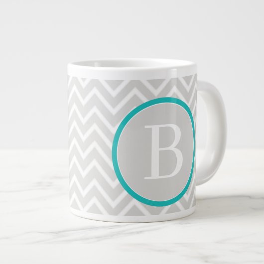 Aquamarin-grüne Zickzack Monogram-Tasse Jumbo-Tasse (Vorderseite Rechts)