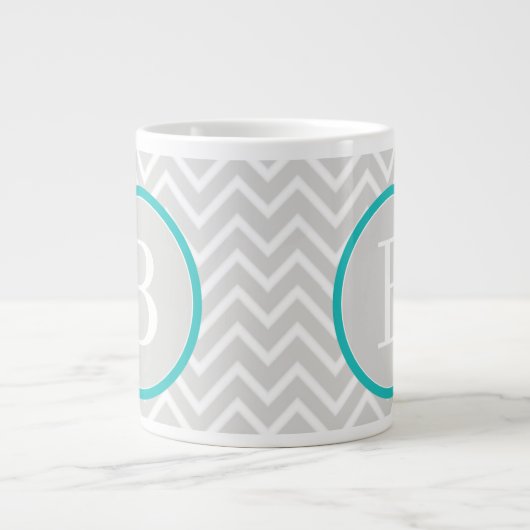 Aquamarin-grüne Zickzack Monogram-Tasse Jumbo-Tasse (Vorderseite)