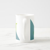 Aquamarin grünes geometrisches Monogramm Porzellantasse (Rückseite)