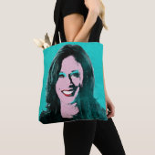 Aquamarin Kamala Harris Pop Art Tasche (Von Nahem)