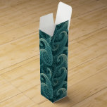 Aquamarin Paisley Timeless Pattern Weinbox<br><div class="desc">Ein hübsches Paisleymotiv, das hier in aquamarinen Tönen gezeigt wird, ist eine vielseitige Weingeschenkbox für jede Anlässe. Verwenden Sie für Hochzeiten, Geburtstage, Jubiläen, oder nur weil. Das Paisley-Design zeichnet sich durch seinen Ursprung in Persien und der Sassanid-Dynastie aus, einer Zeit, die bis etwa 221 n.Chr. reicht. Seine charakteristische Form, die...</div>
