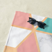 Aquamarin rosa Abstraktes Kubikmuster auf Marmor Strandtuch (Beispiel)