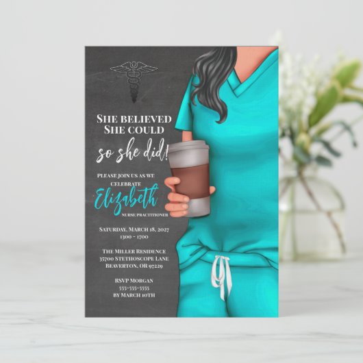 Aquamarin Scrubs Nursing School Abschluss Einladun Einladung (Stehend Vorderseite)