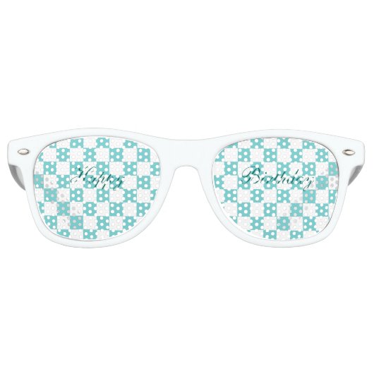 Aquamarin Sky Checkerboard Happy Birthday Sonnenbrille (Vorderseite)