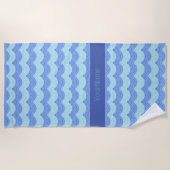 Aquamarin türkisfarbene Royal Blue Scalloped Waves Strandtuch (Vorderseite)