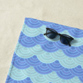 Aquamarin türkisfarbene Royal Blue Scalloped Waves Strandtuch (Beispiel)