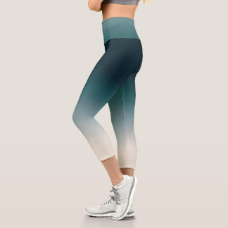 Aquamarin & White Ombre Elegante Gradient Capri Leggings