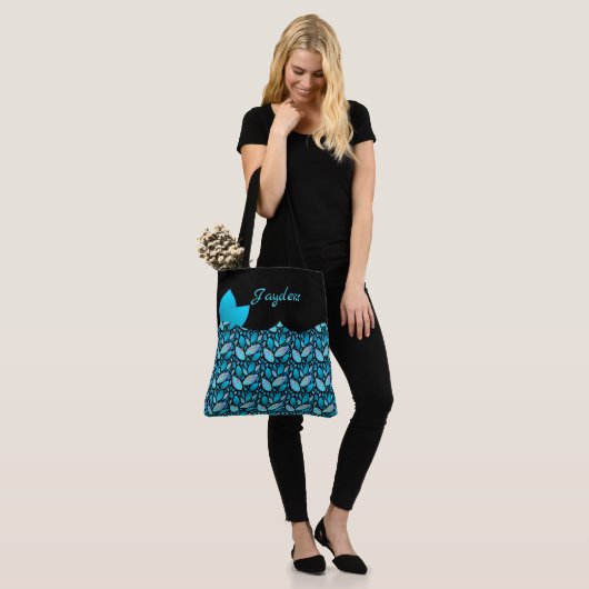Aquamarine Blätter in Blau und Schwarz mit Namen Tasche (Am Model)