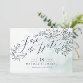 Aquamarine blaue rustikale Blumenkalligraphie Save The Date (Stehend Vorderseite)