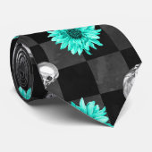 Aquamarine Blume mit Skulls auf dem Schachbrett Sc Krawatte (Gerollt)