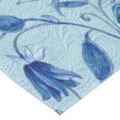 Aquamarine Blüten auf einer Skulpturenstruktur Tischdecke (Schrägansicht)