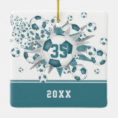 aquamarine Fußballbälle zeigen Mädchen personalisi Keramikornament (Rückseite)