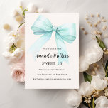 Aquamarine grüne Bogen elegant Sweet 16 Einladung<br><div class="desc">Ein zartes beige,  cremefarbenes Dekor,  das mit einem großen,  aquamarinen,  hellgrünen Bogen geschmückt ist. Personalisieren und fügen Sie einen Namen und Party-Details hinzu.</div>