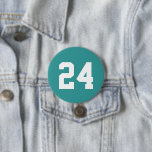 Aquamarine Jersey-Nummer Button<br><div class="desc">Freuen Sie sich auf Ihr Lieblings-Sportteam, Ihren Fußballspieler oder zeigen Sie einfach Ihren Schulstolz mit einem personalisierten Spirituosenknopf! Personalisieren Sie Ihre Daten mit der Jerseynummer eines Spielers oder einem anderen benutzerdefinierten Text. Ideal für Fußball, Basketball, Baseball und Fußball! Erstellen Sie individuelle Buttone für das ganze Team, Cheerleader, Eltern und Geschwister,...</div>