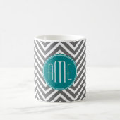 Aquamarine Karkohle Chevrons Custom Monogram Kaffeetasse (Mittel)